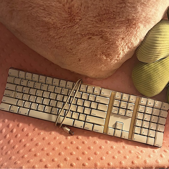 Apple Keyboard - Picture 1 of 3